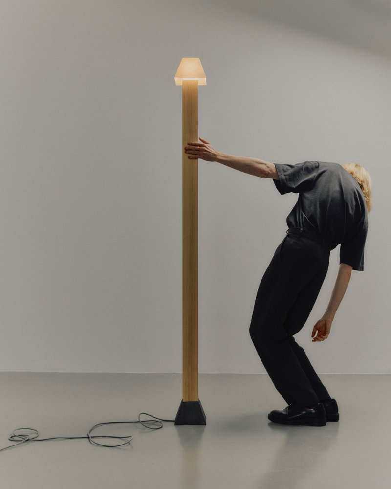 Pillar Lamp, som ble vist under Volum 01-utstillingen p&aring; 3 Days of Design i sommer, leker med en materialkontrast mellom den tunge st&oslash;pejernsfoten og den skj&oslash;re papirlampeskjermen. Foto: Anne Valeur