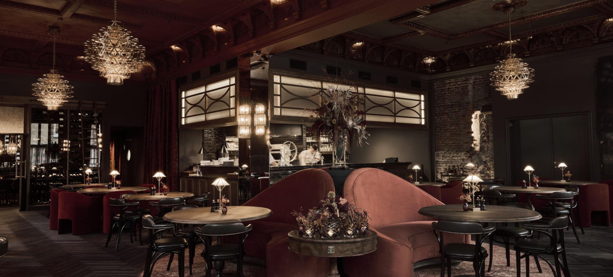 For &aring; forbedre den akustiske kvaliteten og atmosf&aelig;ren i Brasserie Pigalle, ble det implementert en rekke tiltak. Bruken av tepper, omfattende gardinbruk og polstrede m&oslash;bler ble n&oslash;ye valgt for &aring; absorbere st&oslash;y og redusere ekko.