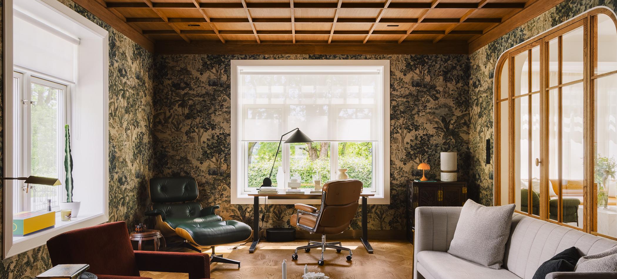 Hjemmekontor og sekund&aelig;r stue med floral tapet, eikehimling og glassd&oslash;rer mot oppholdsrommene.