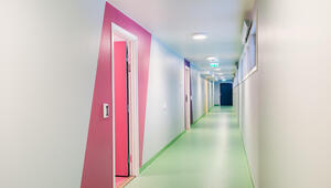 Korridoren til garderobene har også fått en frisk farge på gulvbelegget.