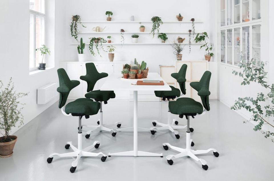 Møbeldesigner MNIL Peter Opsvik har tegnet Norges mest bærekraftige stol