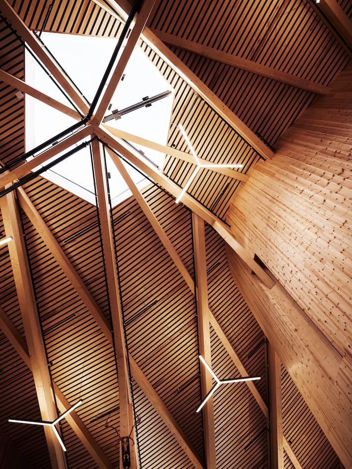 Prosjektet er i samarbeid med Snøhetta som har vært arkitekt og interiørarkitekt på fast inventar og bygningsmaterialer