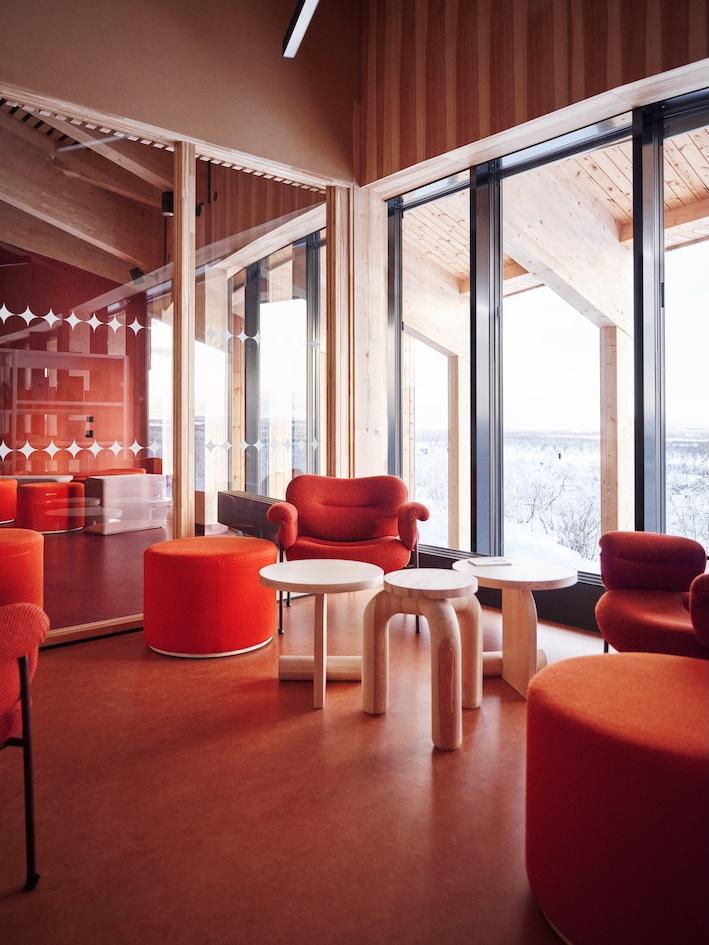 I biblioteket er det valgt en lun fargepalett som følger byggets koloritt og materialbruk. Møblenes formspråk er inspirert av ulike elementer fra samisk kultur. 