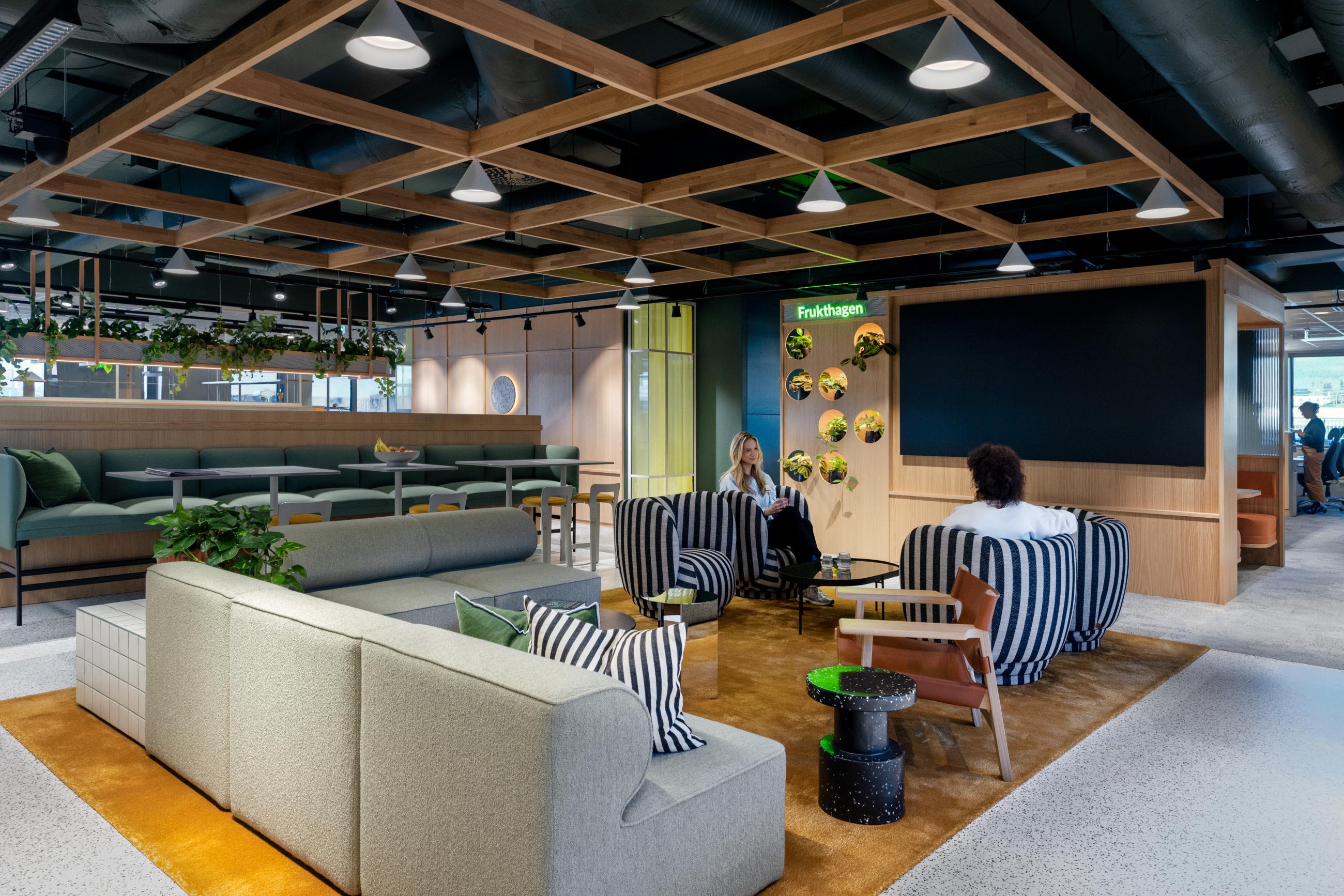 Arbeidscafè med storskjerm for allmøter