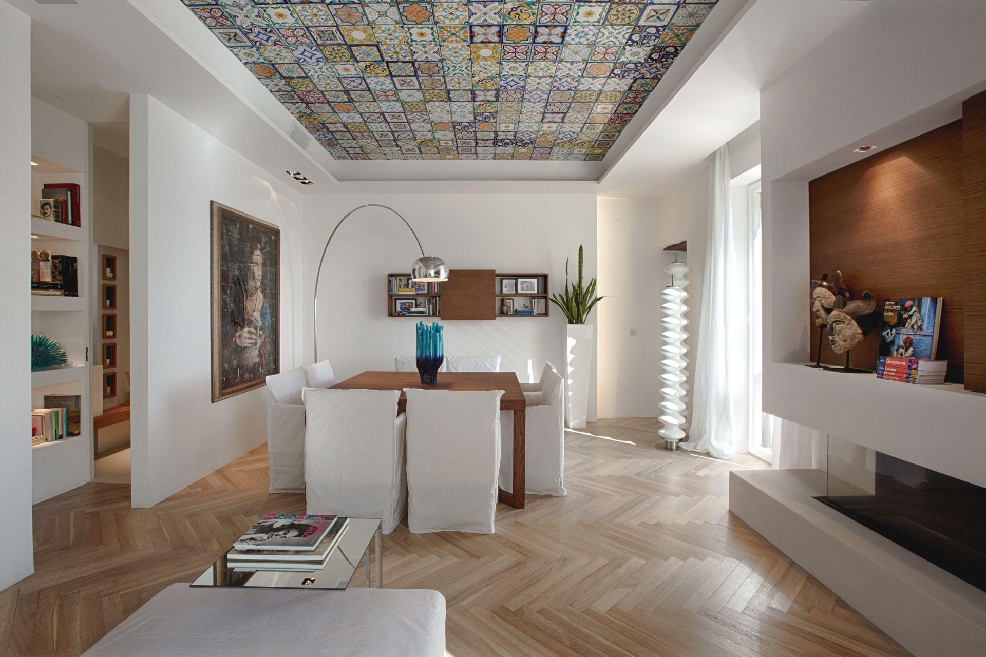 Prosjekt for interi&oslash;r og eksteri&oslash;r av Ernesto Fusco p&aring; Amalfikysten. Stue og spiseplass med keramisk tak i vietrisk stil, som skaper et sterkt visuelt element i et ellers minimalistisk rom.