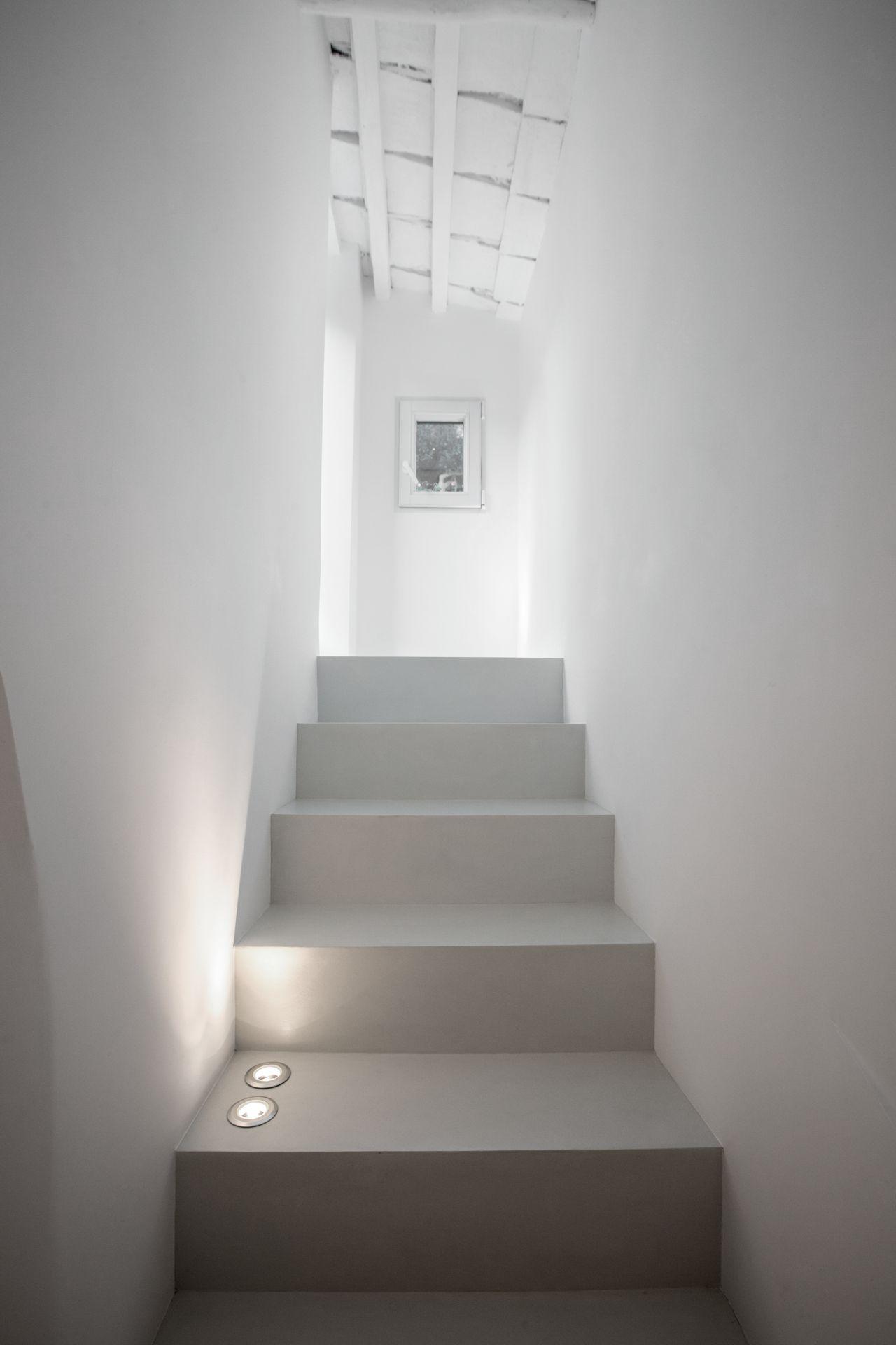 Prosjekt for interi&oslash;r og eksteri&oslash;r av Ernesto Fusco p&aring; Amalfikysten. Trapp helt utf&oslash;rt i hvit resin, med integrert belysning, rene flater og et stramt, minimalistisk uttrykk.