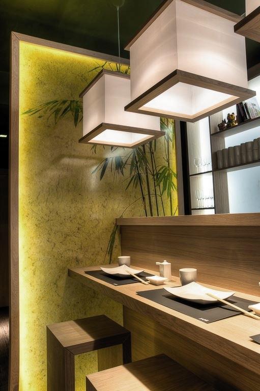 Taklamper med geometrisk form i lyse materialer, inspirert av tradisjonelle japanske lanterner.