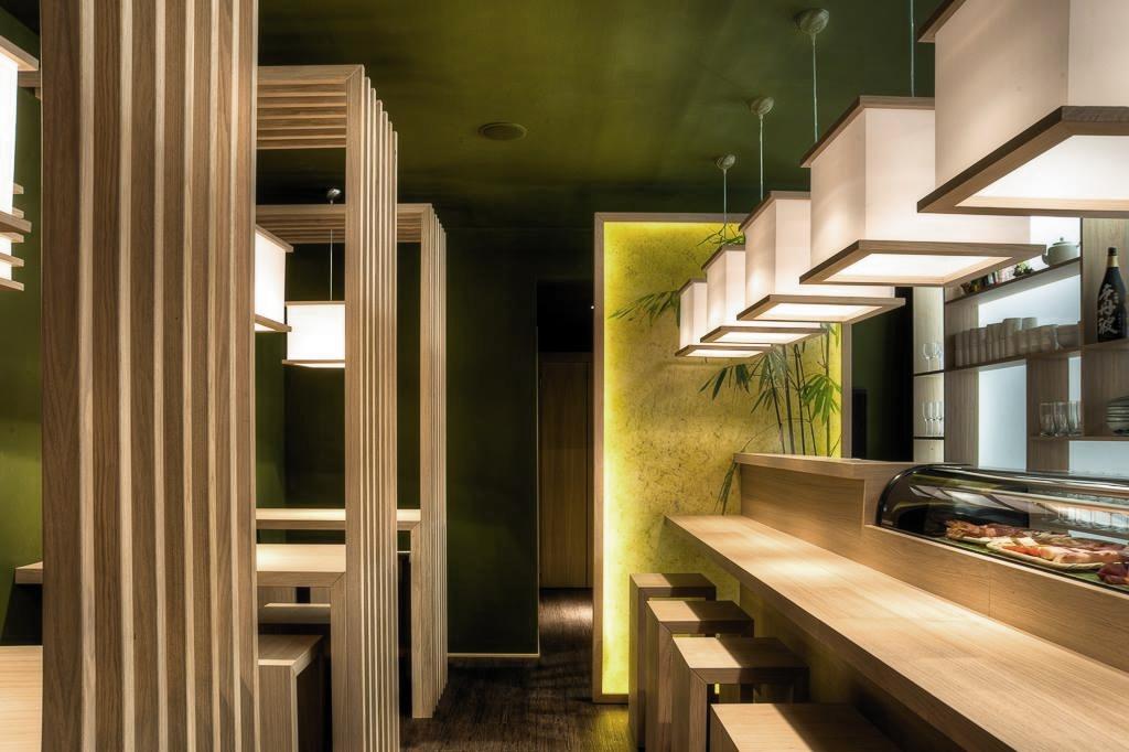 nteri&oslash;rdetalj med vertikale trelameller som skaper romdeling og rytme i den kompakte sushi-baren