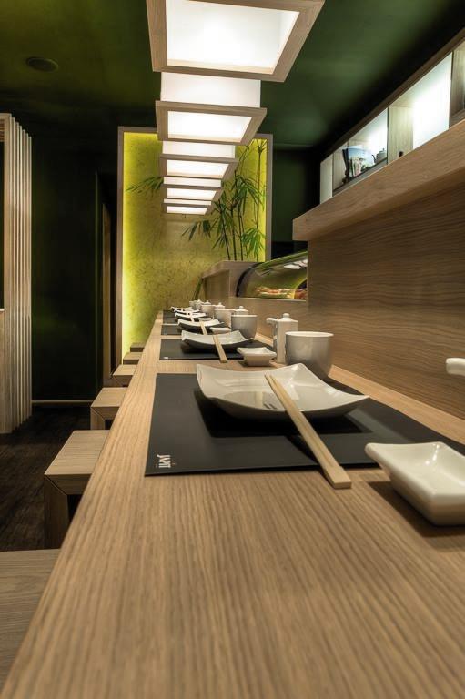 Lang disk i heltre med integrert kj&oslash;lemonter, dempet belysning og varme fargetoner.