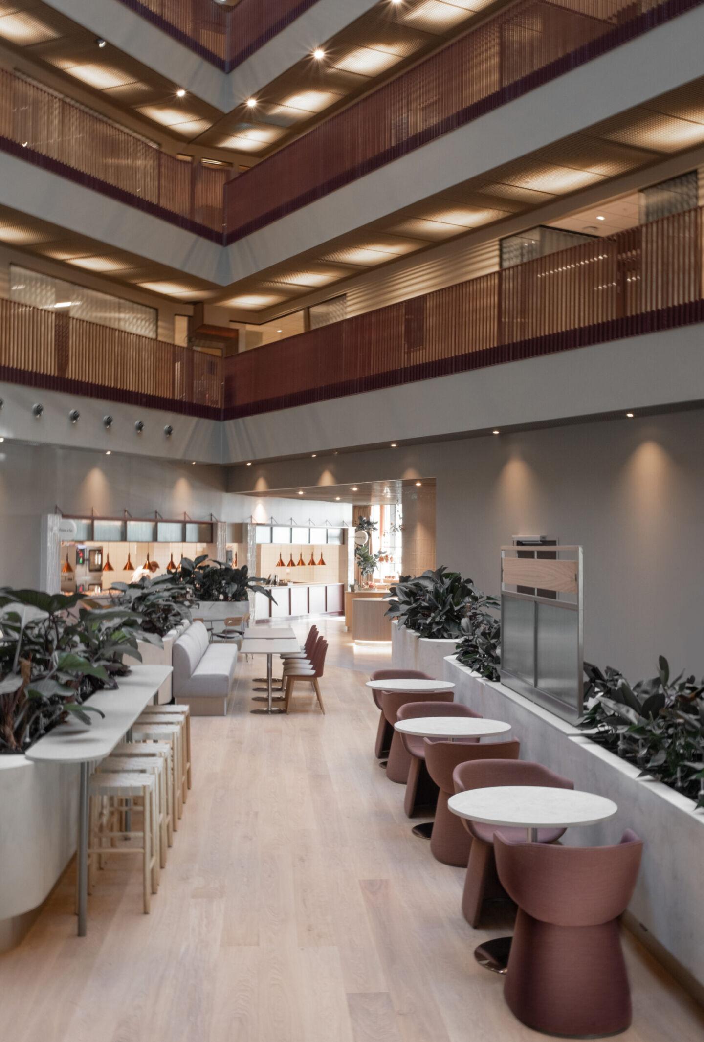 Langsiktig flyt. Den &aring;pne f&oslash;rsteetasjen kobler sammen sosiale soner og serveringsarealer med myke overganger gjennom m&oslash;blering og beplantning.