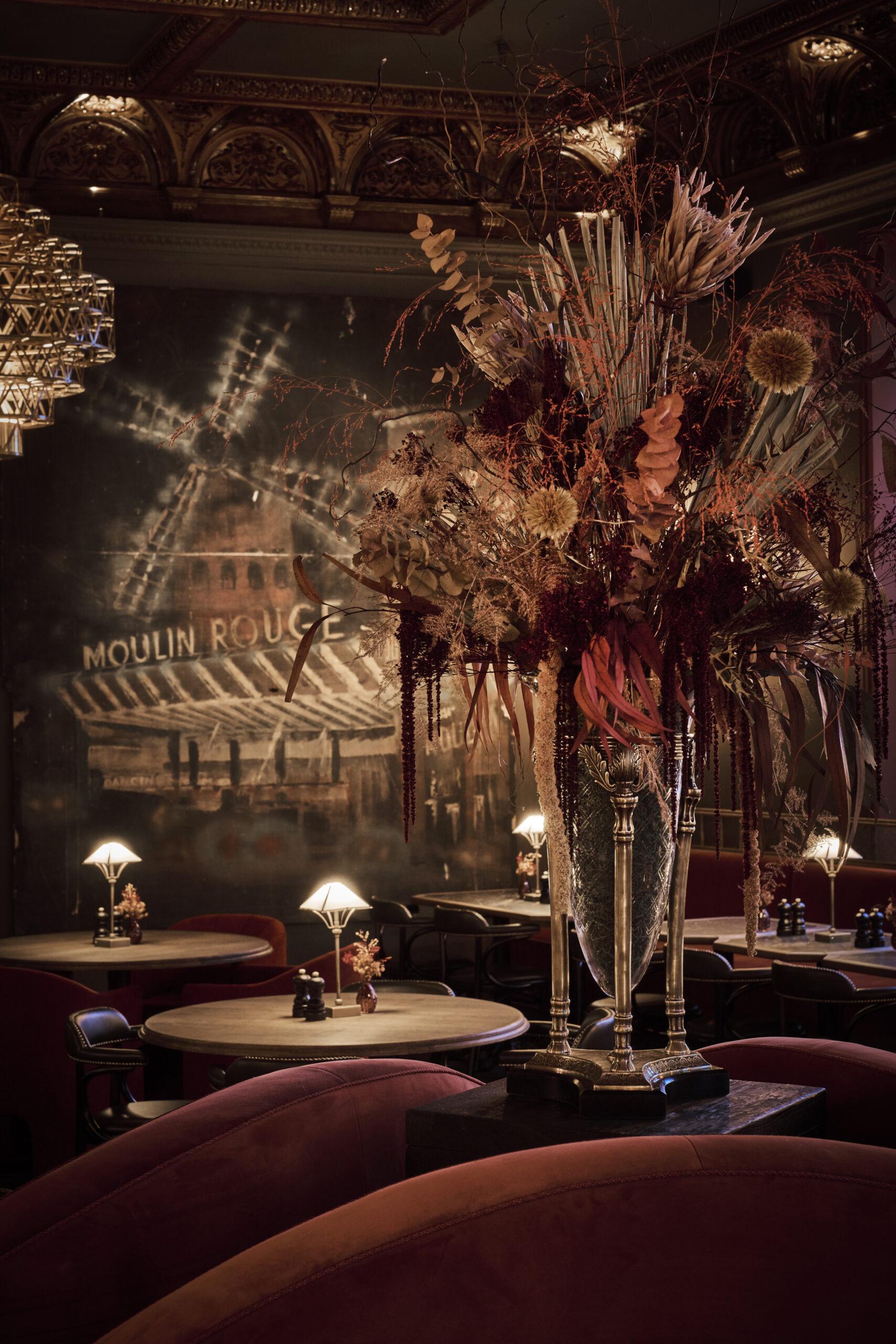 Fargevalgene er inspirert av byggets fasade og et originalt maleri. Burnt orange, med sine dype og rike toner, st&aring;r i sentrum av fargepaletten og tilf&oslash;rer rommet en f&oslash;lelse av varme og vitalitet.