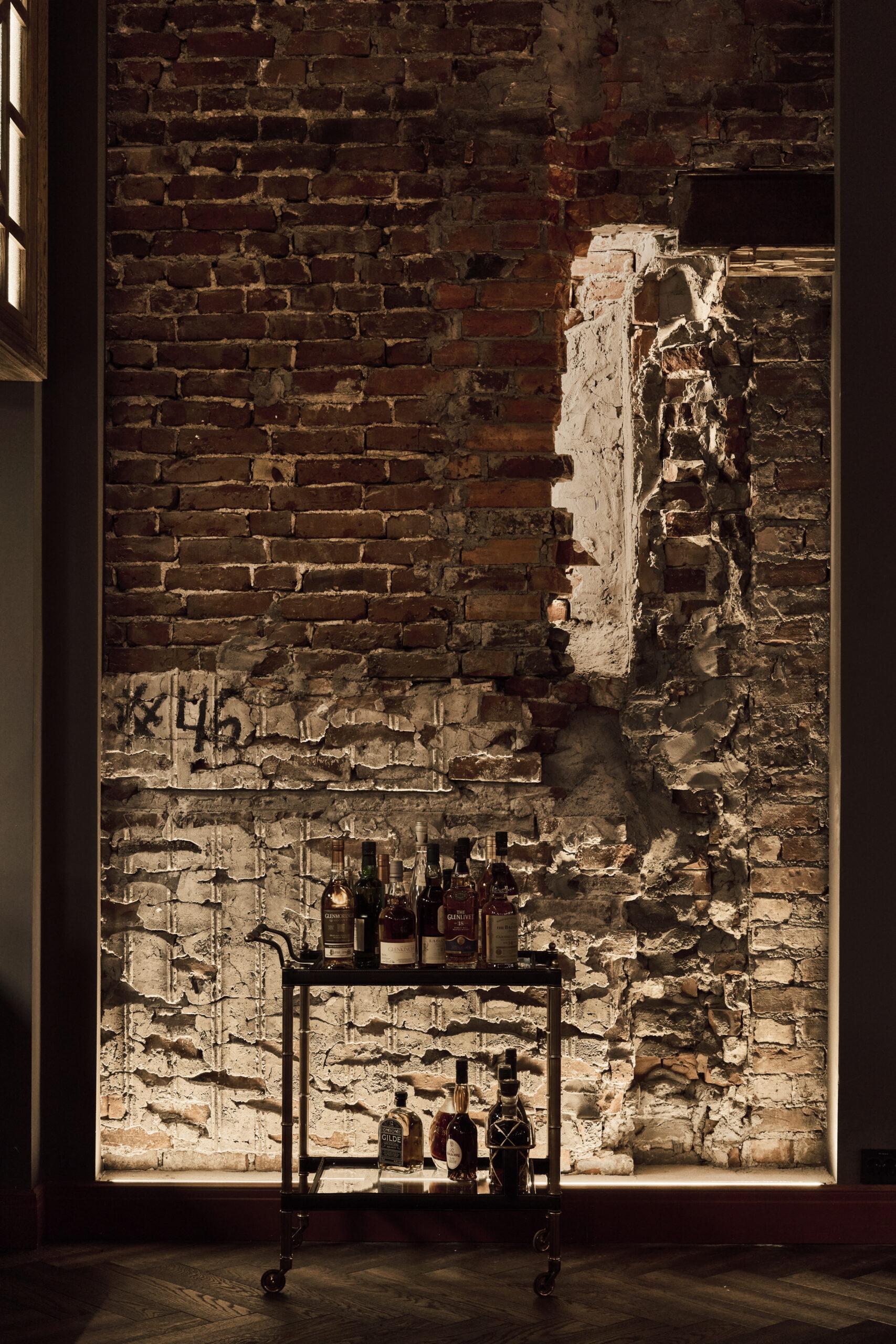 Belysningen er utviklet for &aring; fremheve arkitektoniske detaljer gjennom indirekte og varm lyssetting.