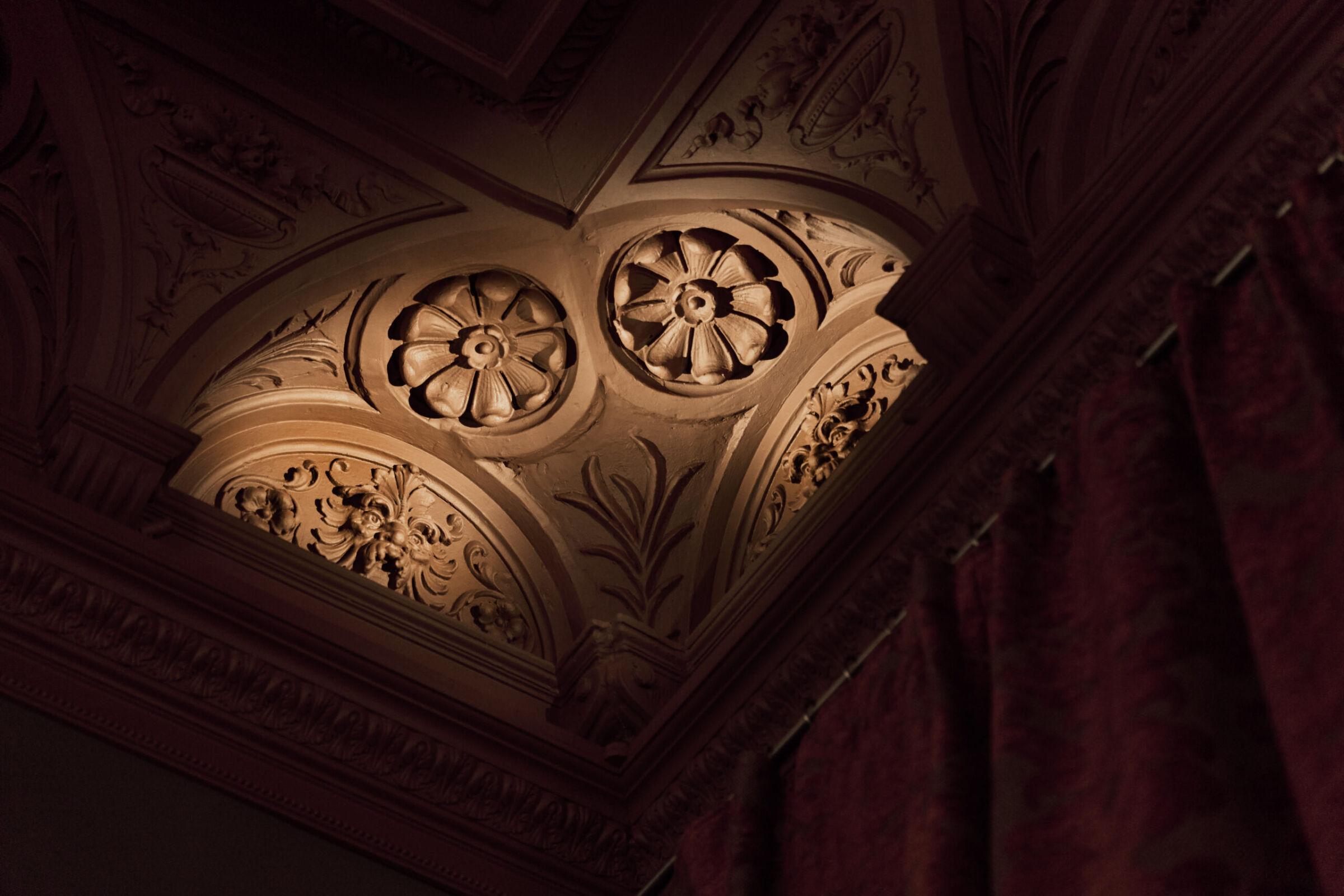 Belysningen er utviklet for &aring; fremheve arkitektoniske detaljer gjennom indirekte og varm lyssetting.