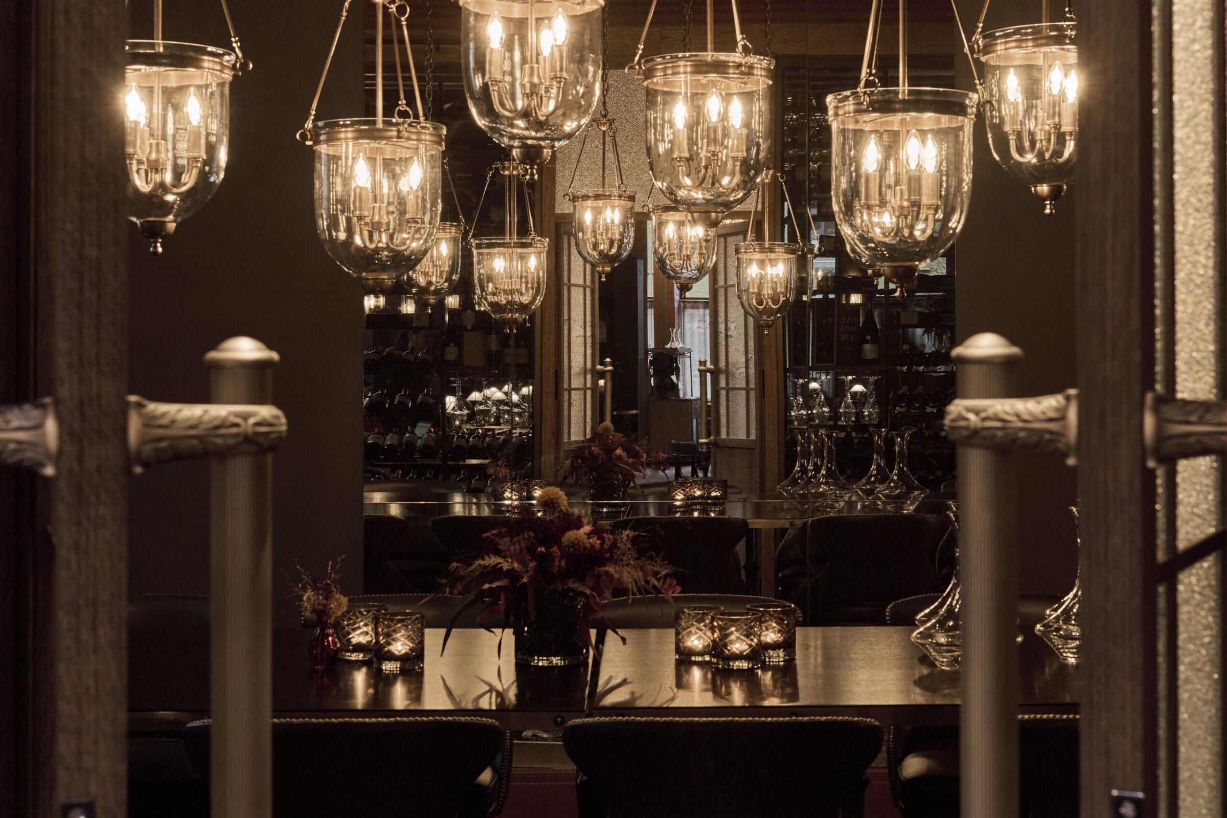 Valget av lyskilder med varm fargetemperatur ble gjort for &aring; komplementere interi&oslash;ret p&aring; en m&aring;te som skaper en innbydende og behagelig atmosf&aelig;re.