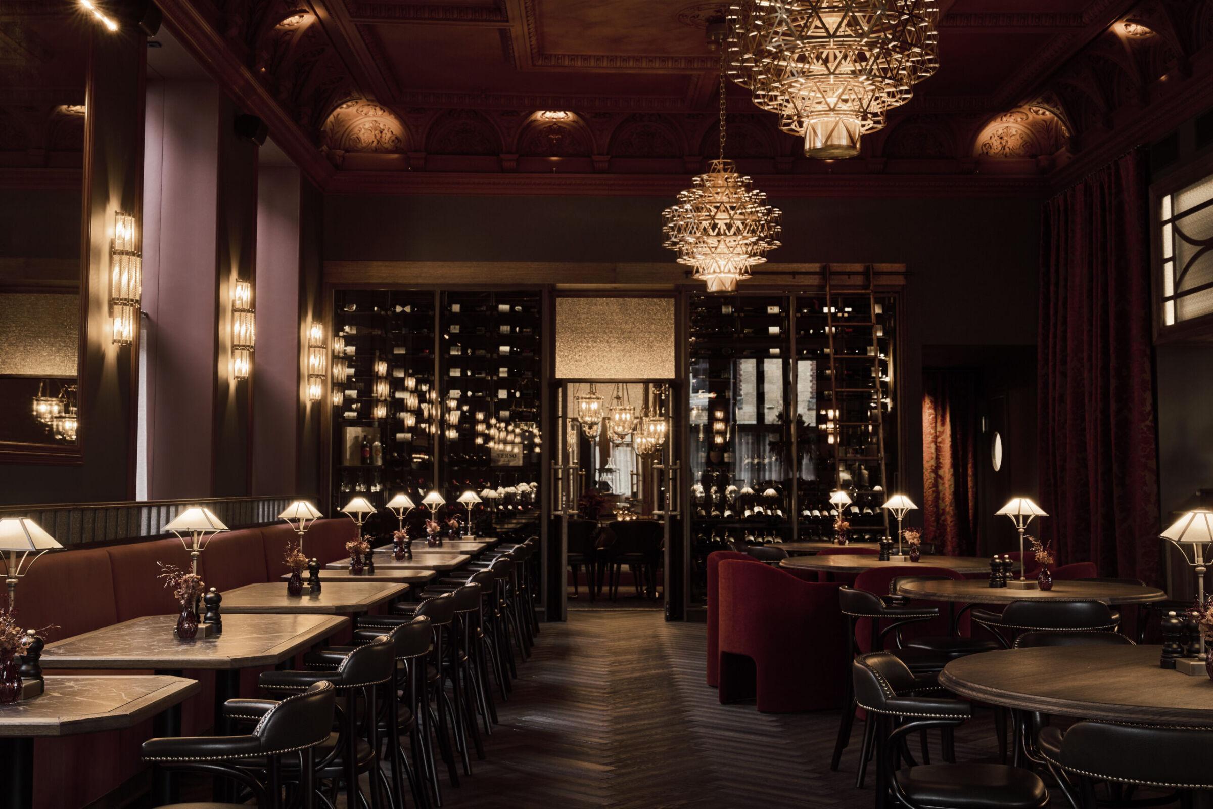 Vinskapets posisjon som et visuelt fokuspunkt i restauranten bidrar til &aring; skape en unik og minneverdig atmosf&aelig;re, hvor vin ikke bare er en drikke, men en integrert del av rommets design og opplevelse.