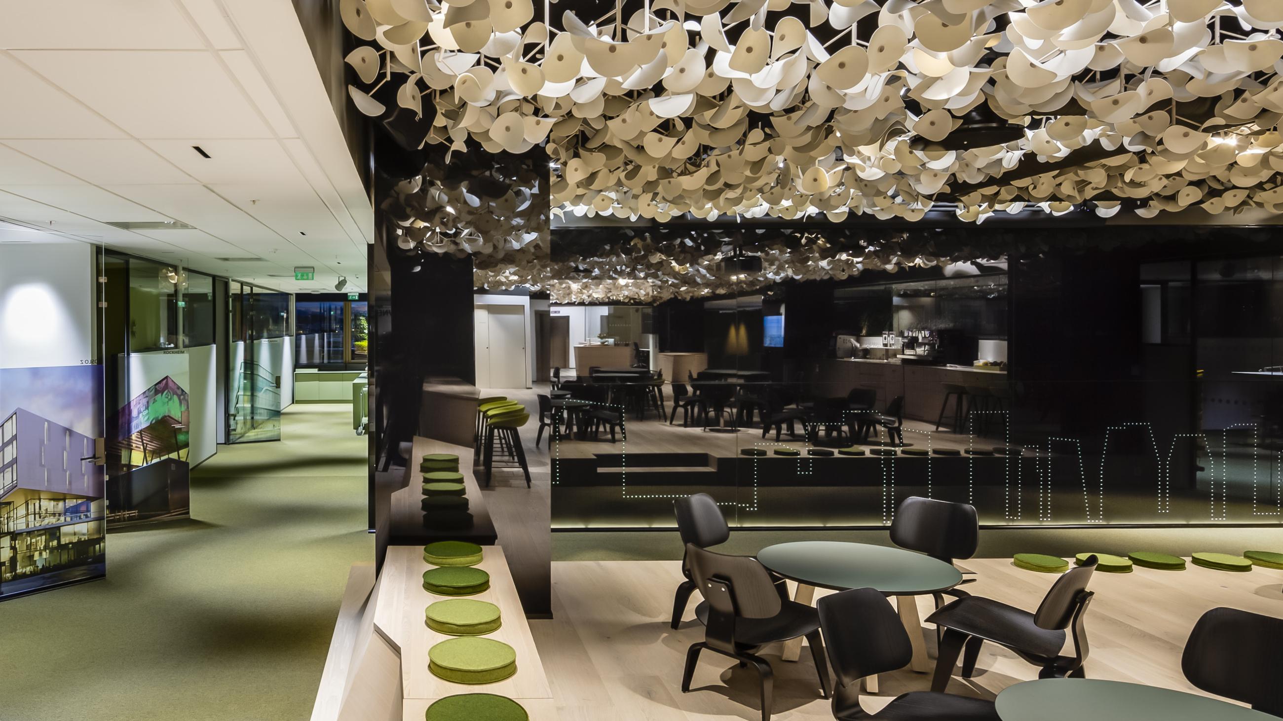 Skjult storskjerm bak sort glass