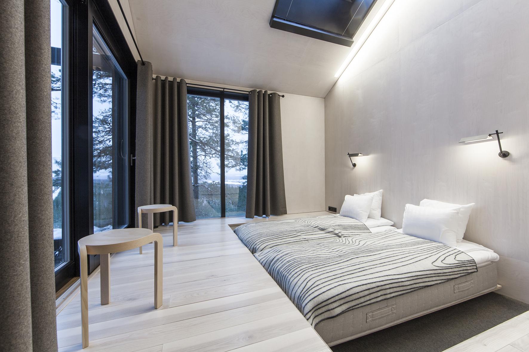 To slike soverom med nedfelte senger