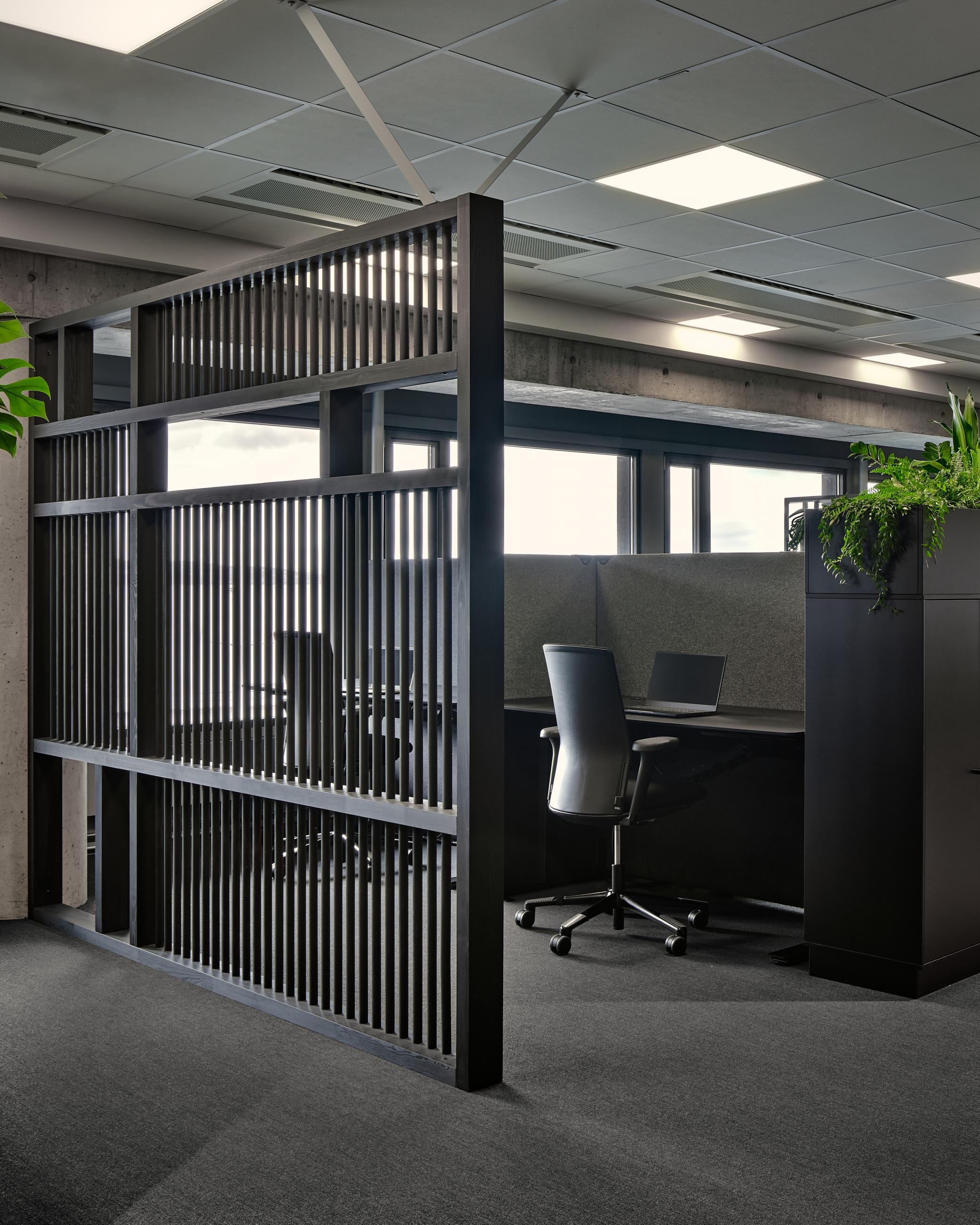 Arbeidsplasser med spesial designet skillevegger. 