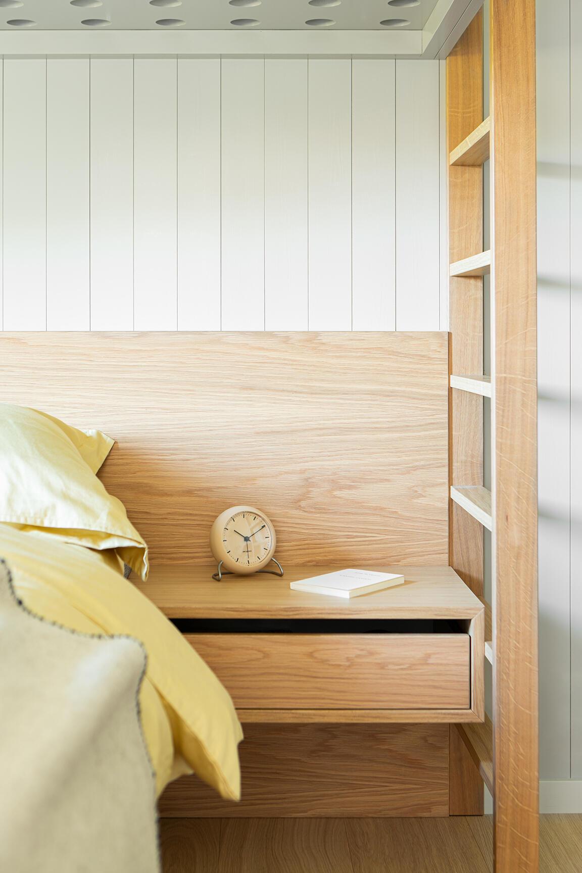 sommerhus seng med oppbevaring nyfeltogstrand_interiørarkitekter_sommerhus_12.jpg