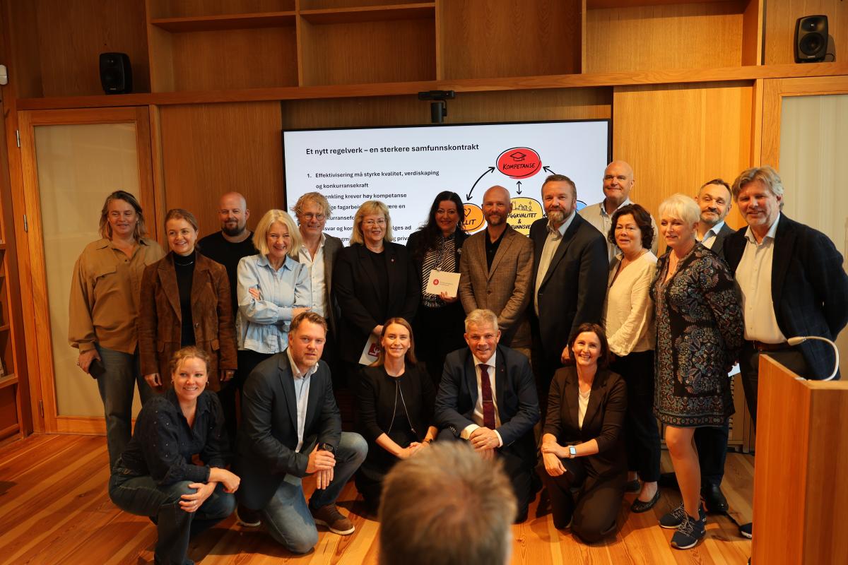 En samlet Kompetanseallianse sammen med statsr&aring;d Bj&oslash;rnar Skj&aelig;ran. Foto: Teba Algabiri.