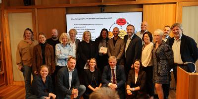 En samlet Kompetanseallianse sammen med statsr&aring;d Bj&oslash;rnar Skj&aelig;ran. Foto: Teba Algabiri.