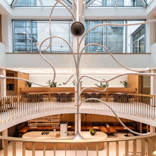 Atrium med skulptur av Fredrik Raddum.