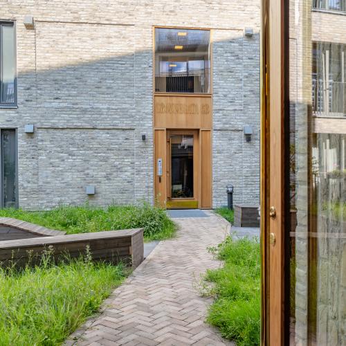 Adkomst fra hovedbygg til nybygg i bakgården