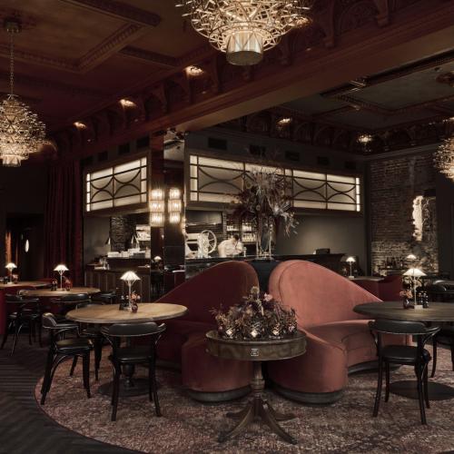 For &aring; forbedre den akustiske kvaliteten og atmosf&aelig;ren i Brasserie Pigalle, ble det implementert en rekke tiltak. Bruken av tepper, omfattende gardinbruk og polstrede m&oslash;bler ble n&oslash;ye valgt for &aring; absorbere st&oslash;y og redusere ekko.